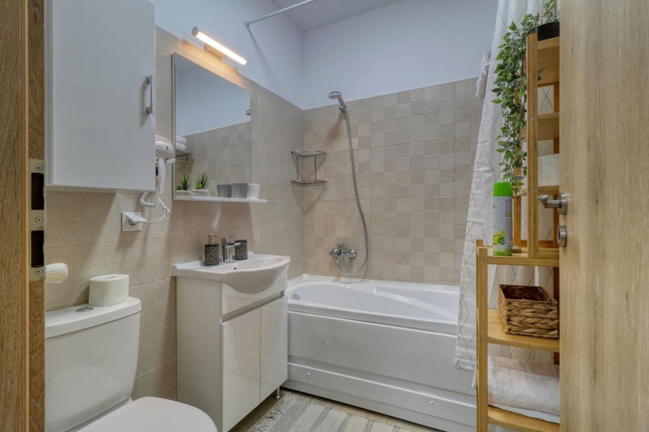 Homie Studio Apartment - Private Parking - Self Check-In Bucarest Esterno foto