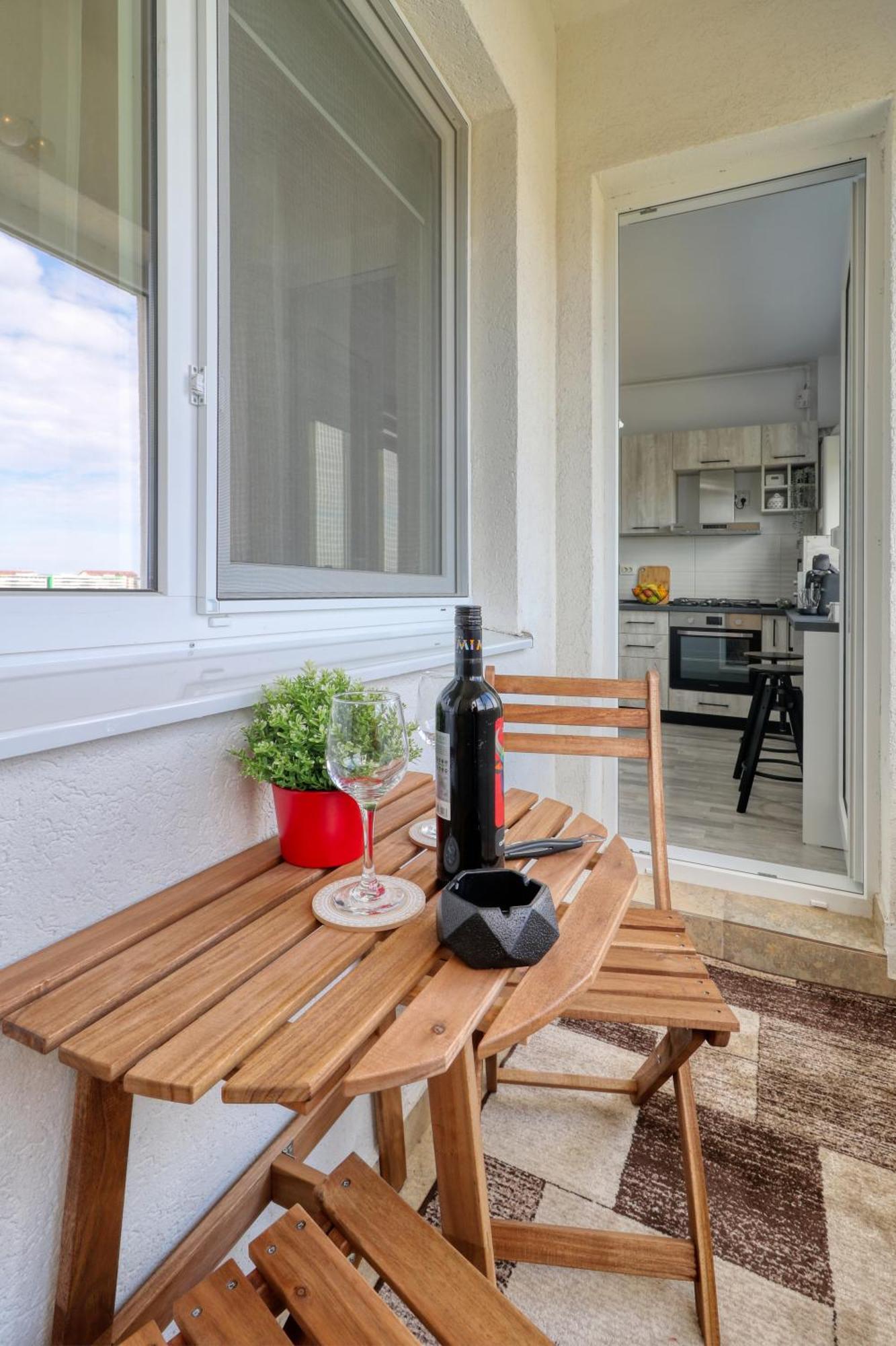Homie Studio Apartment - Private Parking - Self Check-In Bucarest Esterno foto